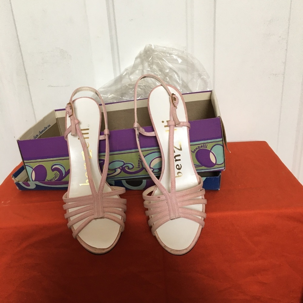 Ladies dyed sandals 5 1/2